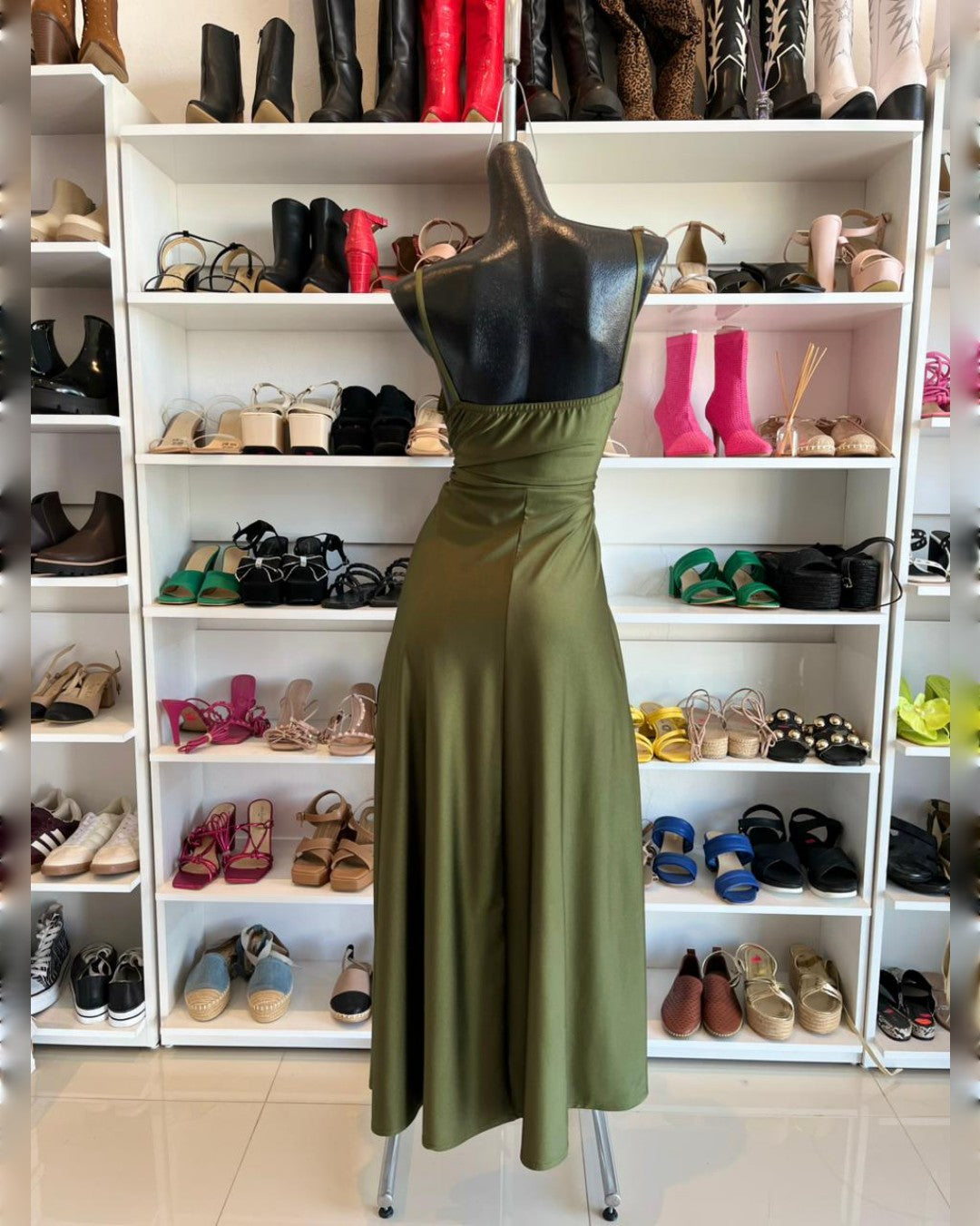 VESTIDO VERDE MILITAR LARGO, FALDA LÍNEA A CON ABIERTA EN LA PIERNA DE TIRANTES