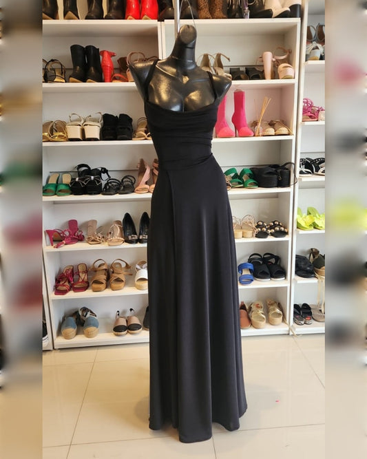 VESTIDO NEGRO LARGO, ESPALDA DESCUBIERTA CON CINTILLAS CRUZADAS Y ABIERTA EN LA PIERNA