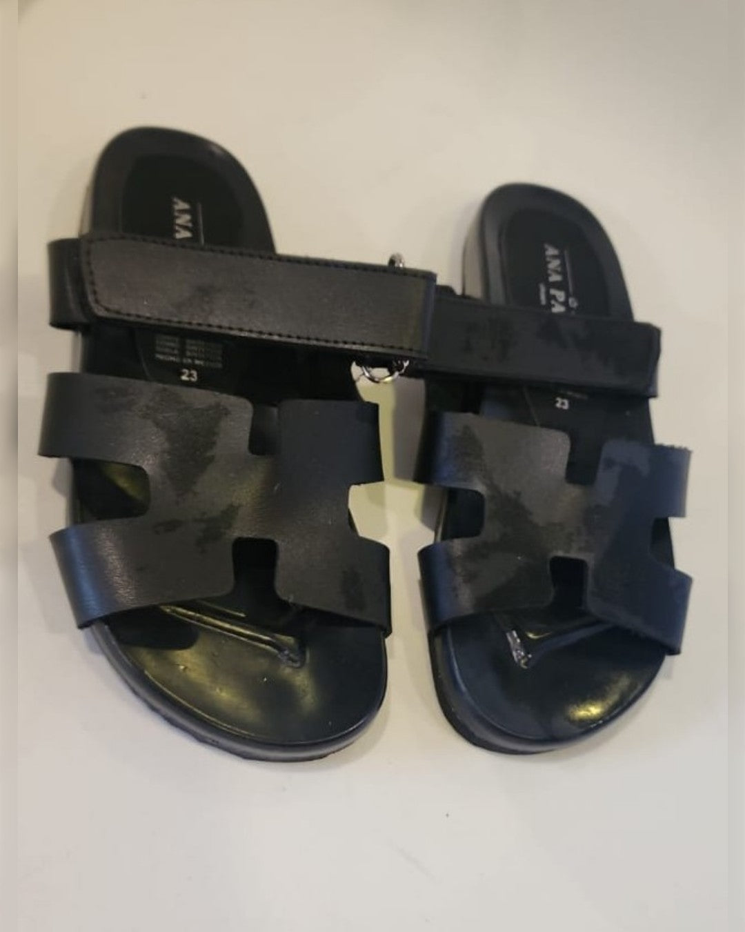 SANDALIAS NEGRAS CON CORREA AJUSTABLE SAN-5023