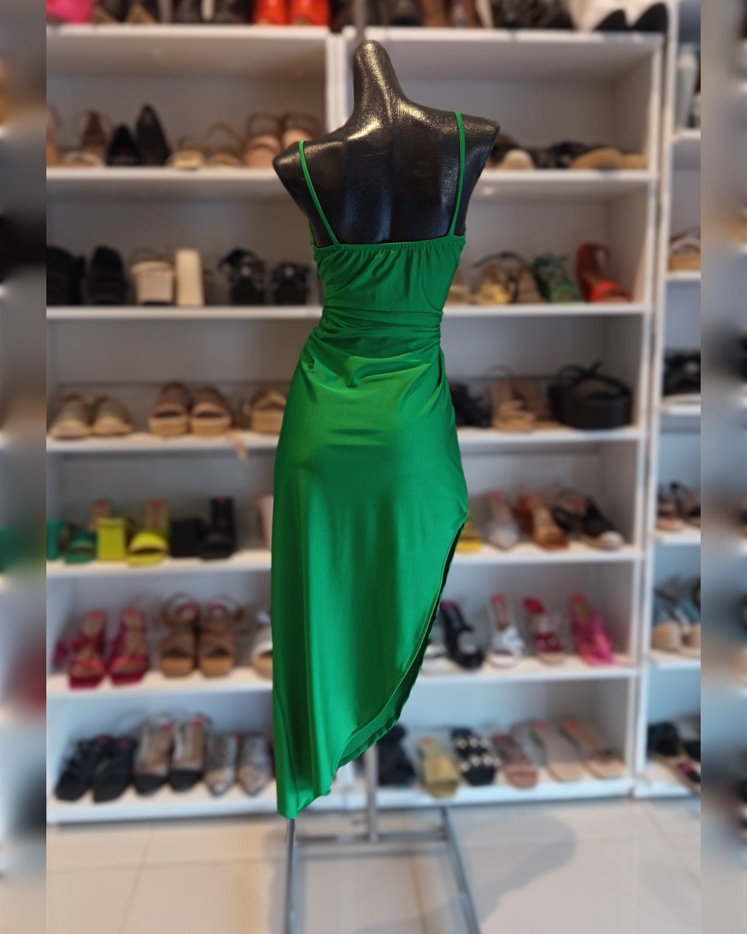 VESTIDO VERDE LIMÓN, DE TIRANTES, CON FALDA ASIMÉTRICA