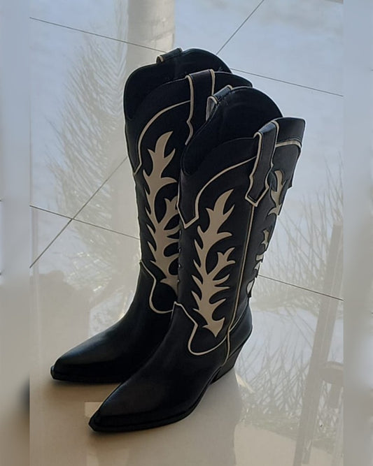 BOTAS LATGAS NEGRAS CON DETALLES BLANCOS