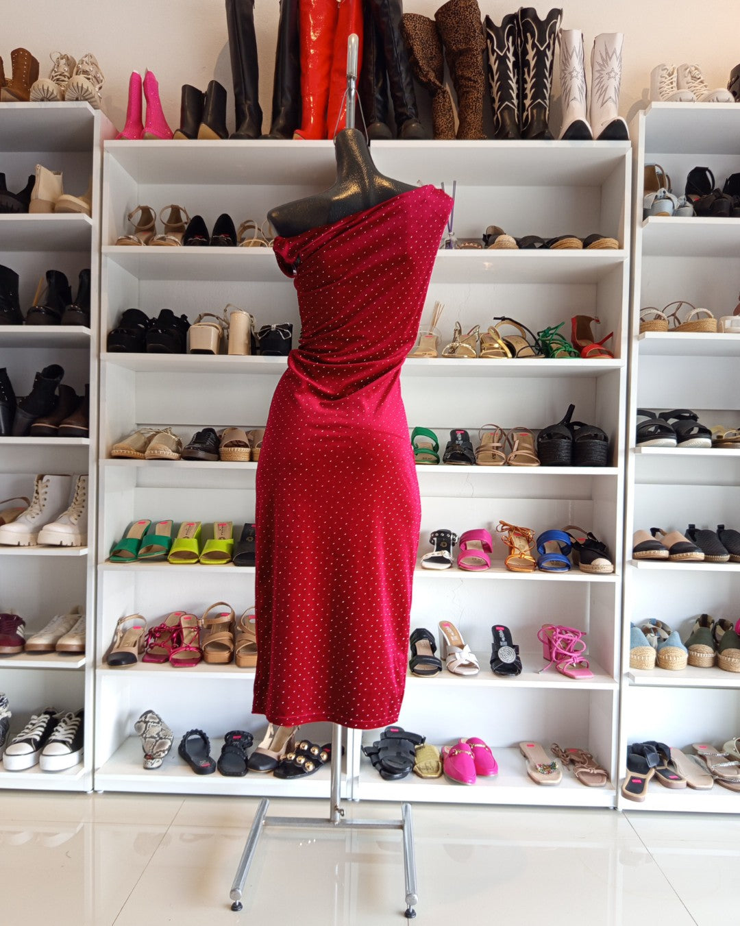 VESTIDO TINTO MIDI, DE TERCIOPELO CON GLITTER PLATEADO, DETALLE EN HOMBRO TORCIDO.