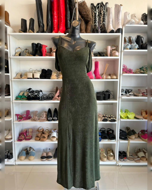 VESTIDO LARGO VERDE MILITAR CON TIRANTES Y MANGA CAÍDA, ABIERTA EN LA PIERNA
