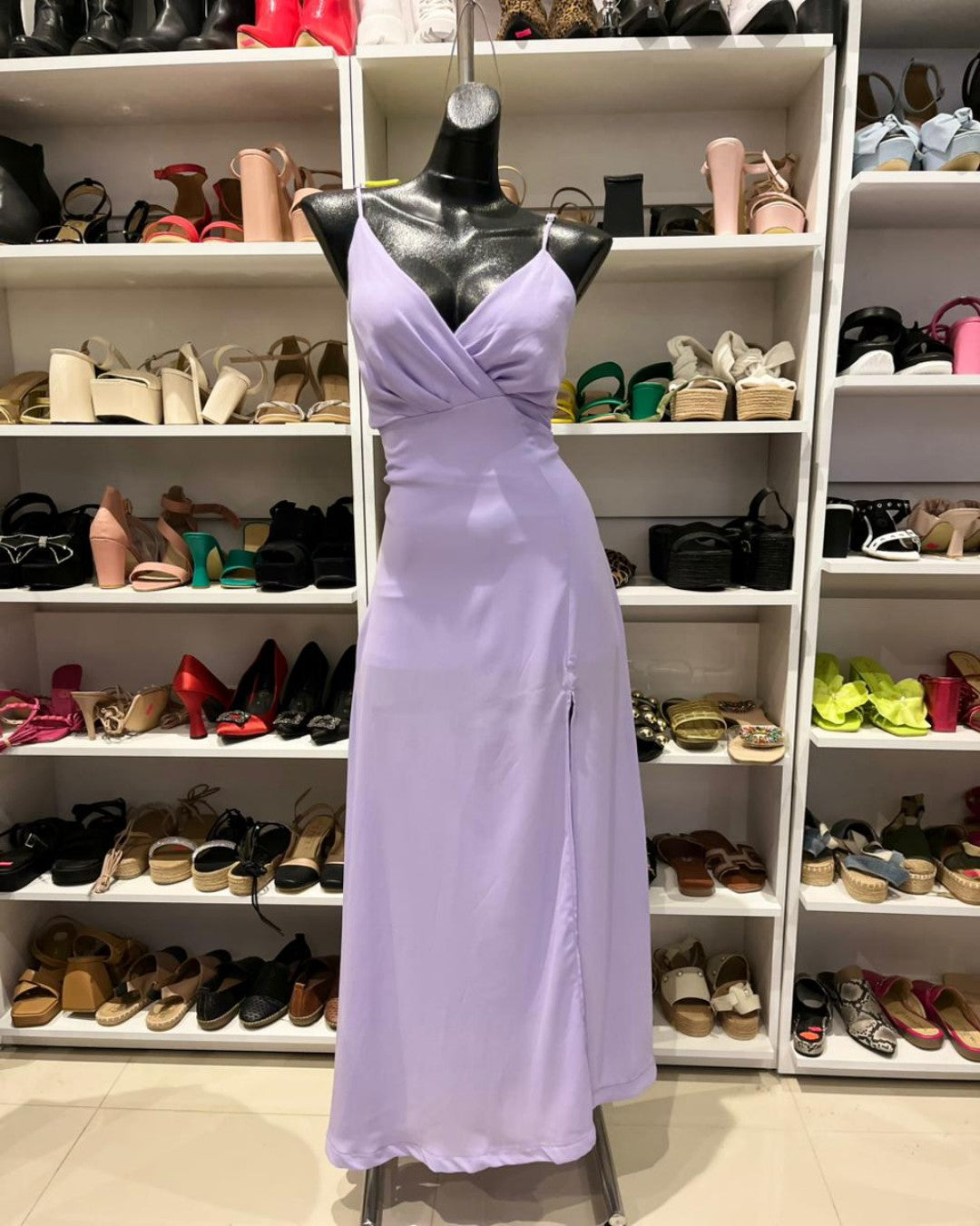 VESTIDO LARGO LILA DE TITANTES CON ABIERTA ID5427