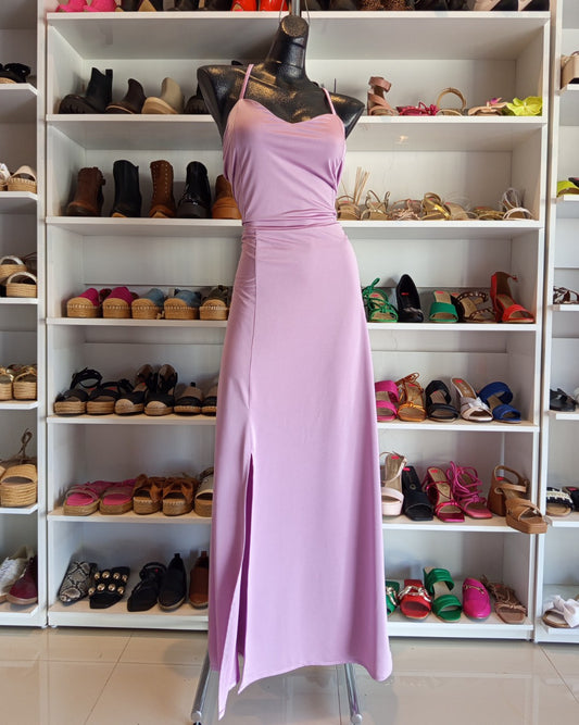 S0140 VESTIDO LARGO, COLOR LILA CON FALDA LÍNEA A, CON ABIERTA EN LA PIERNA, TIRAS CRUZADAS TIPO CORSET