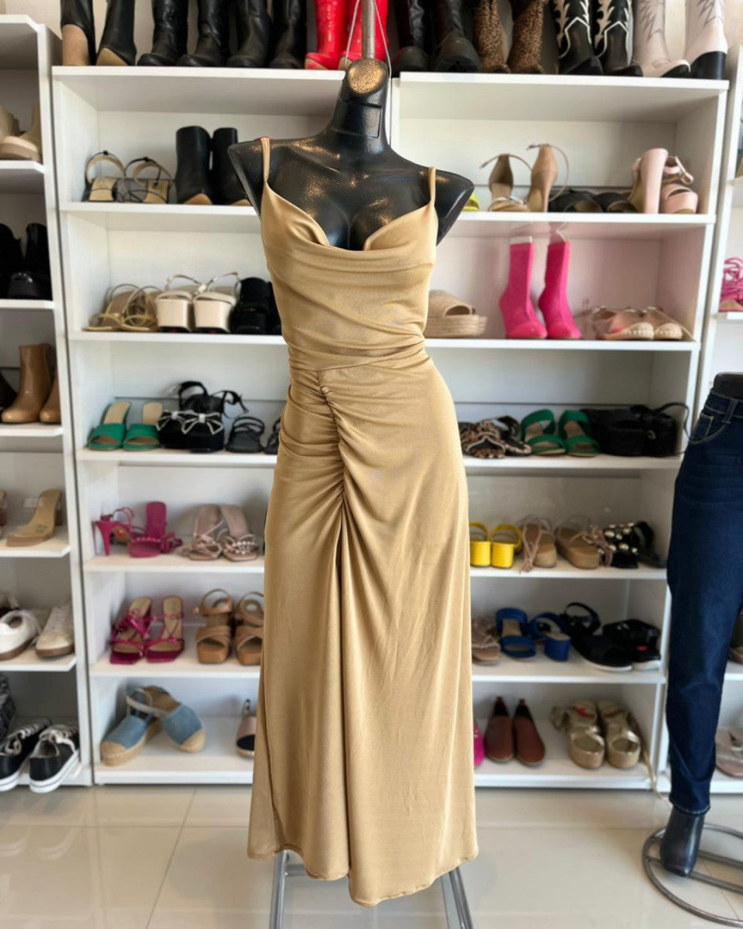VESTIDO CHAMPAGÑE LARGO CON ABIERTA DRAPEADA EN LA PIERNA