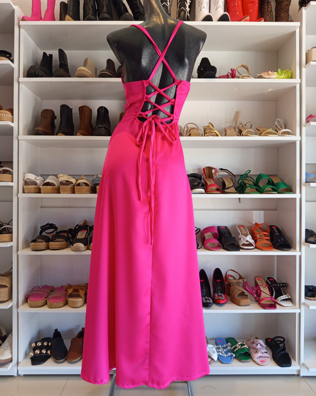 S0255 VESTIDO LARGO, ROSA FIUSHA, CON FALDA LÍNEA A CON ABERTURA Y TIRAS CRUZADAS EN LA ESPALDA