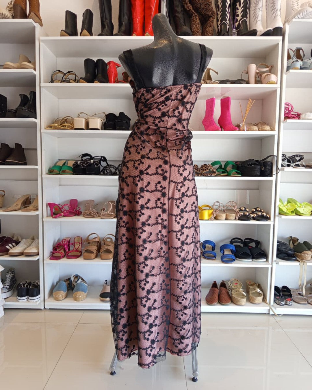 VESTIDO ROSA PALO CON TULL NEGRO DE FLORES PEQUEÑAS