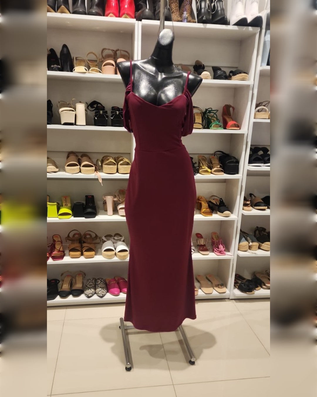 S0062 VESTIDO TINTO LARGO DE TIRANTES, CON MANGAS CAÍDAS