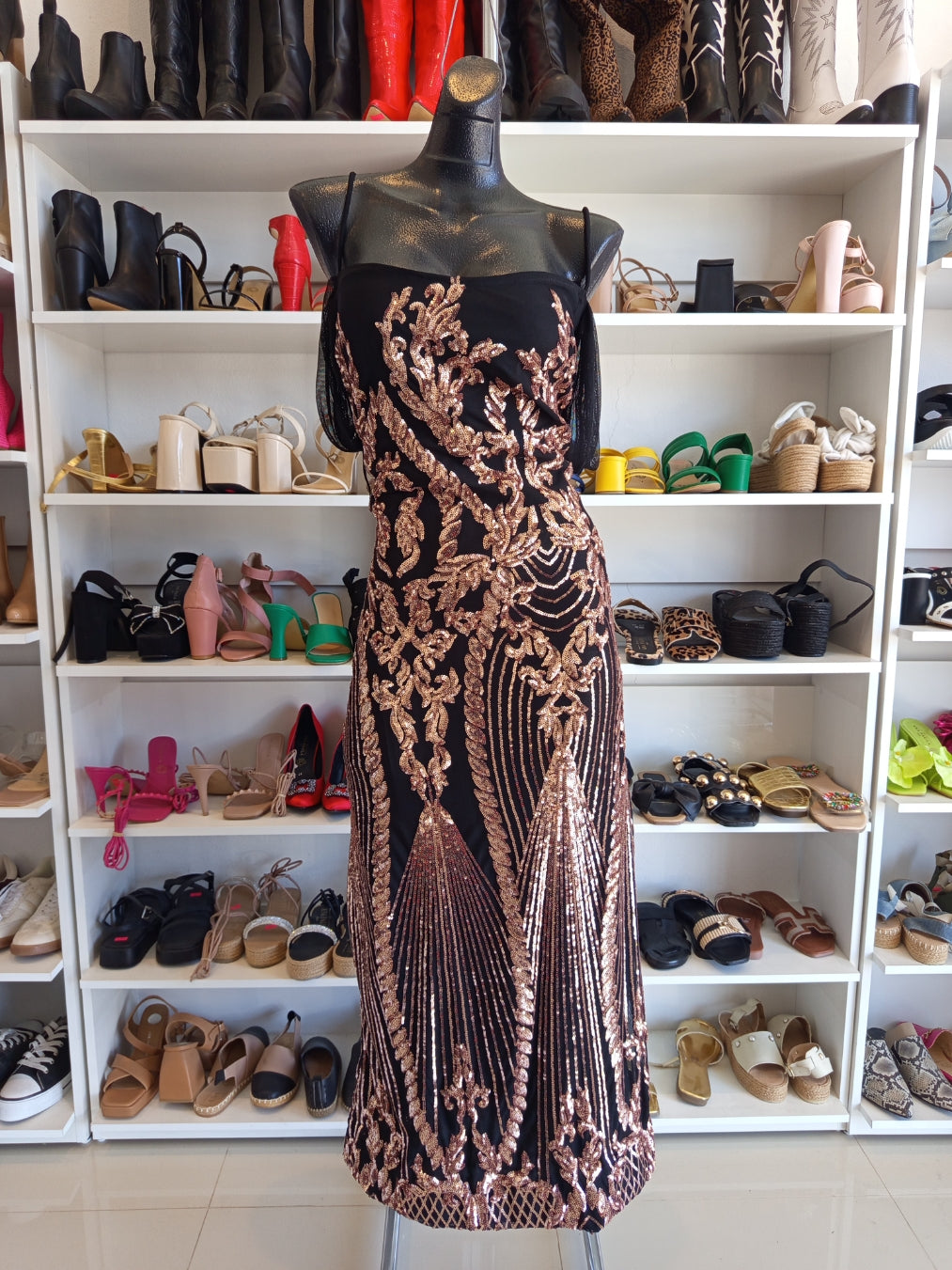 VESTIDO NEGRO LARGO CON APLICACIONES DORADAS