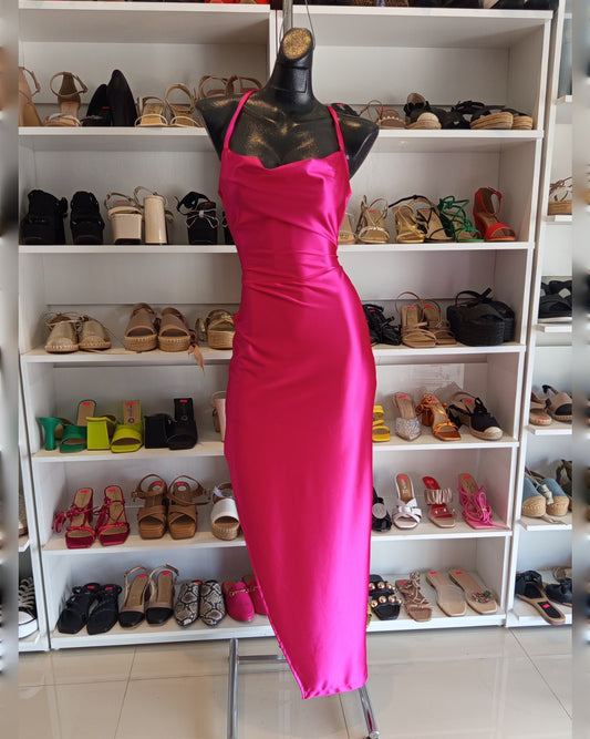 VESTIDO ROSA FIUSHA DE LICRA SATINADA, CON TIRAS EN LA ESPALDA Y FALDA ASIMÉTRICA