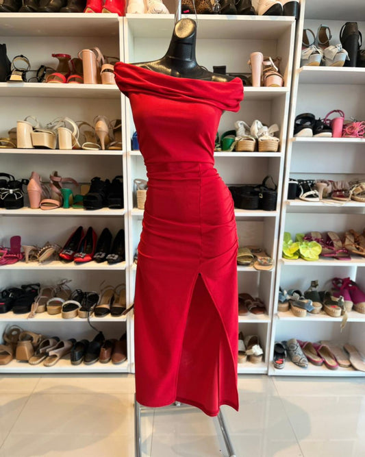 VESTIDO ROJO LARGO CON DETALLE DE TIRA BUSTO Y BRAZOS Y ABIERTA EN LA PIERNA