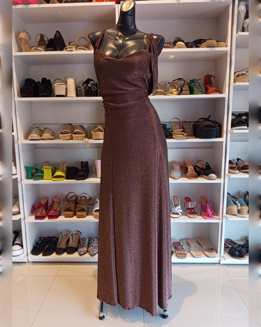 VESTIDO LARGO DE GLITTER COLOR COBRE, CON CINTILLAS DE CORSET EN LA ESPALDA Y MANGA CAÍDA