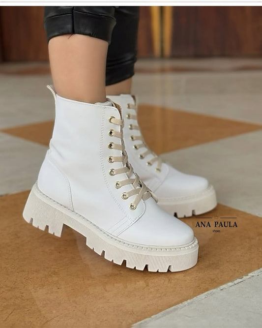 BOTAS BLANCAS CON AGUJETAS