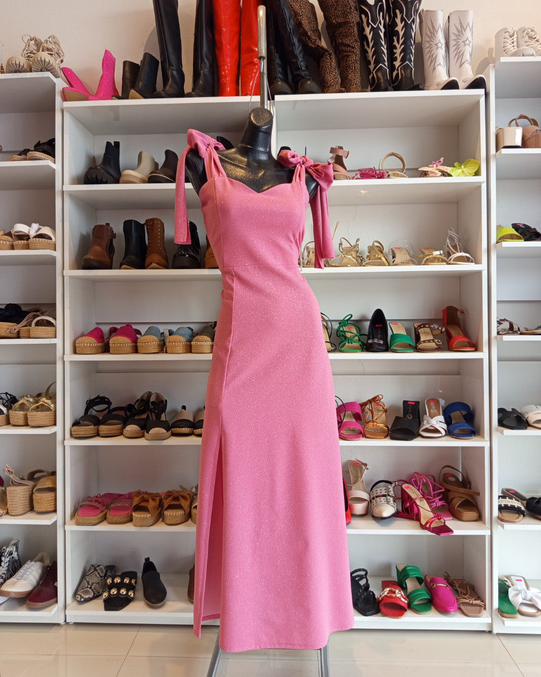 S0220 VESTIDO LARGO ROSA PALO CON GLITTER PLATA, TIRANTES COMO MOÑO Y FALDA LINEA A CON ABERTURA EN LA PIERNA