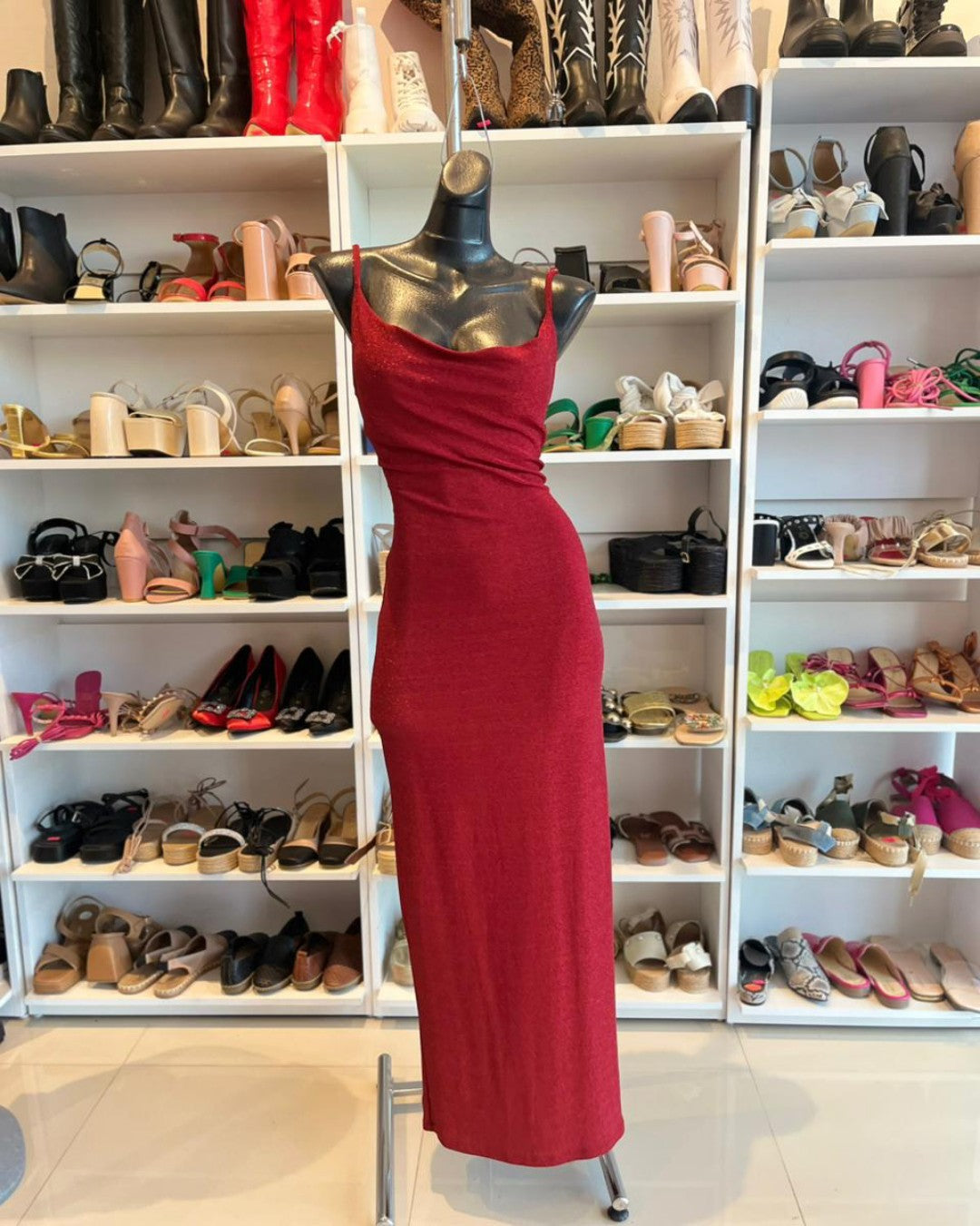 HMD13868 VESTIDO LARGO ROJO CON GLITTER, DE TIRANTES, CON ABIERTA LATERAL