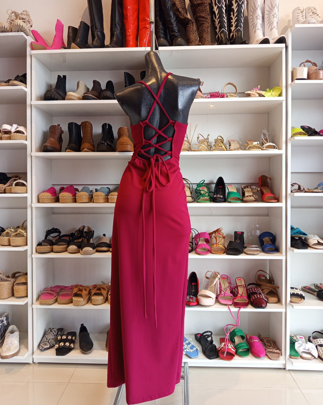 S0219 VESTIDO TINTO LARGO, CON TIRAS CRUZADAS EN LA ESPALDA Y FALDA CON ABIERTA