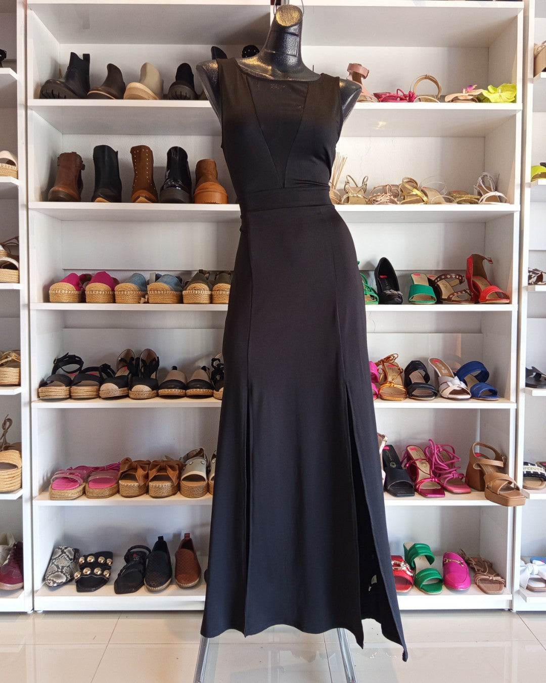 S0144 VESTIDO NEGRO LARGO, CON DOS ABIERTAS EN LA FALDA, FALDA LÍNEA A, CON TRANSPARENCIAS NEGRAS EN ESCOTE Y ESPALDA