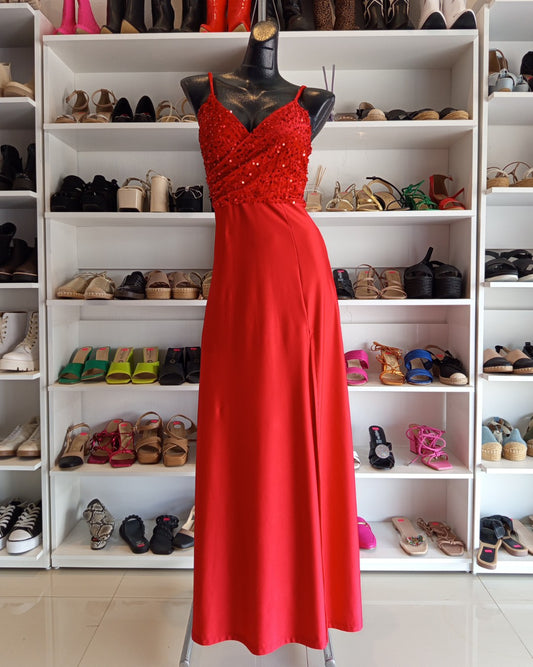 S0007 VESTIDO ROJO LARGO, CON LENTEJUELAS EN EL PETO, DE TIRANTES