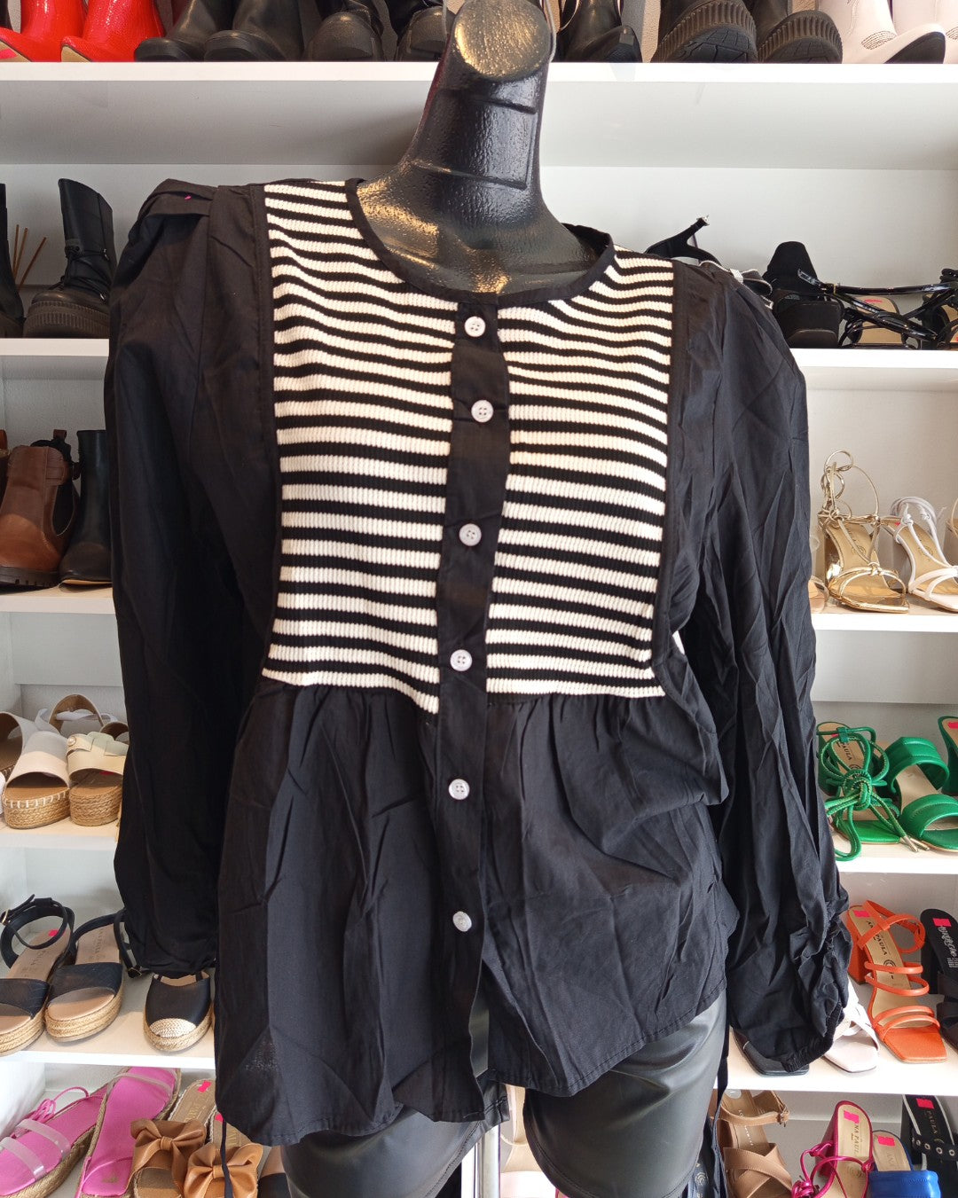 S0286 BLUSA NEGRA CON PECHERA RAYADA BLANCA CON NEGRO